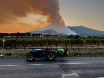 Incendio visto desde la carretera de acceso a Nápoles