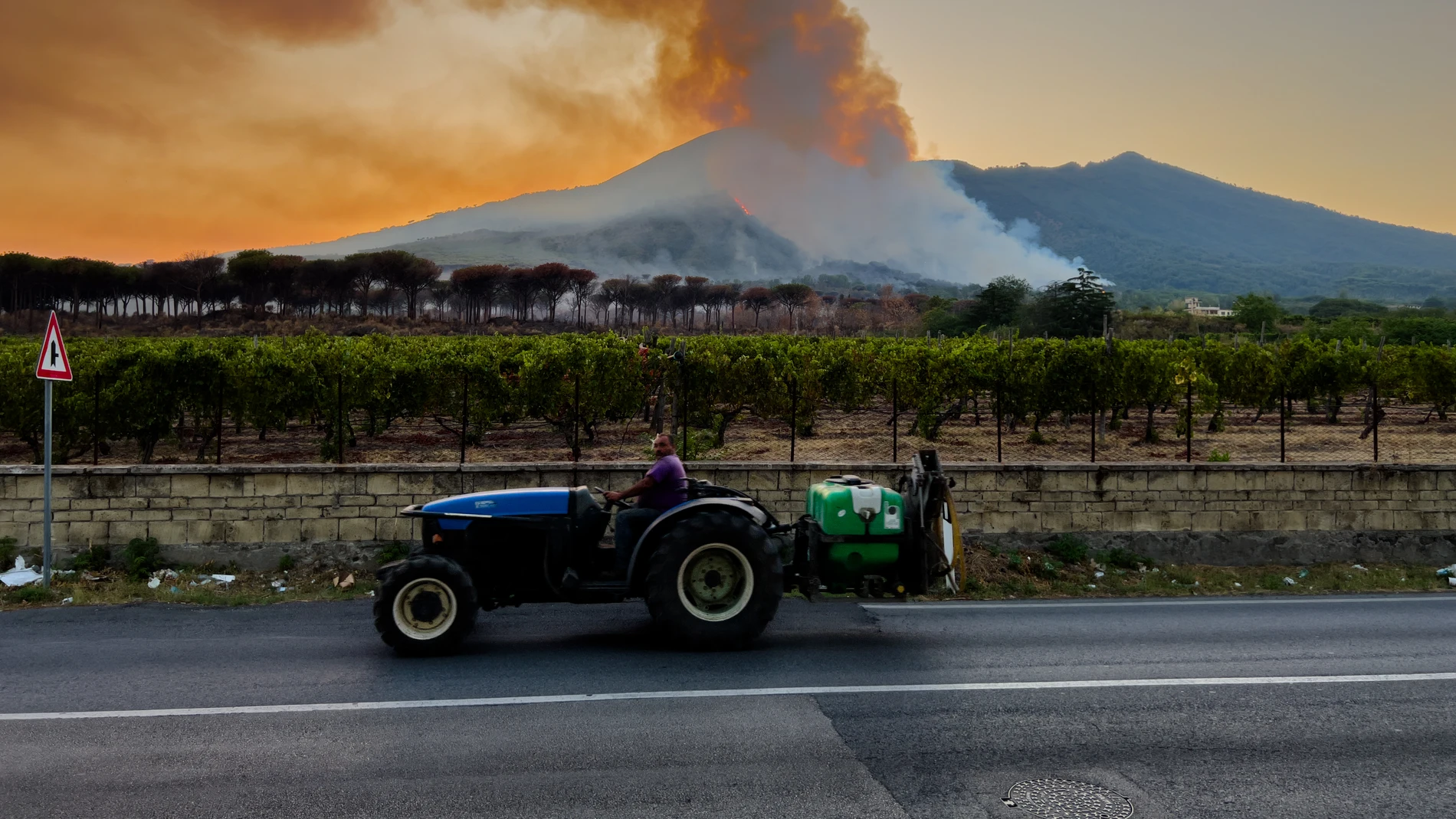 Incendio visto desde la carretera de acceso a Nápoles Incendio visto desde la carretera de acceso a Nápoles