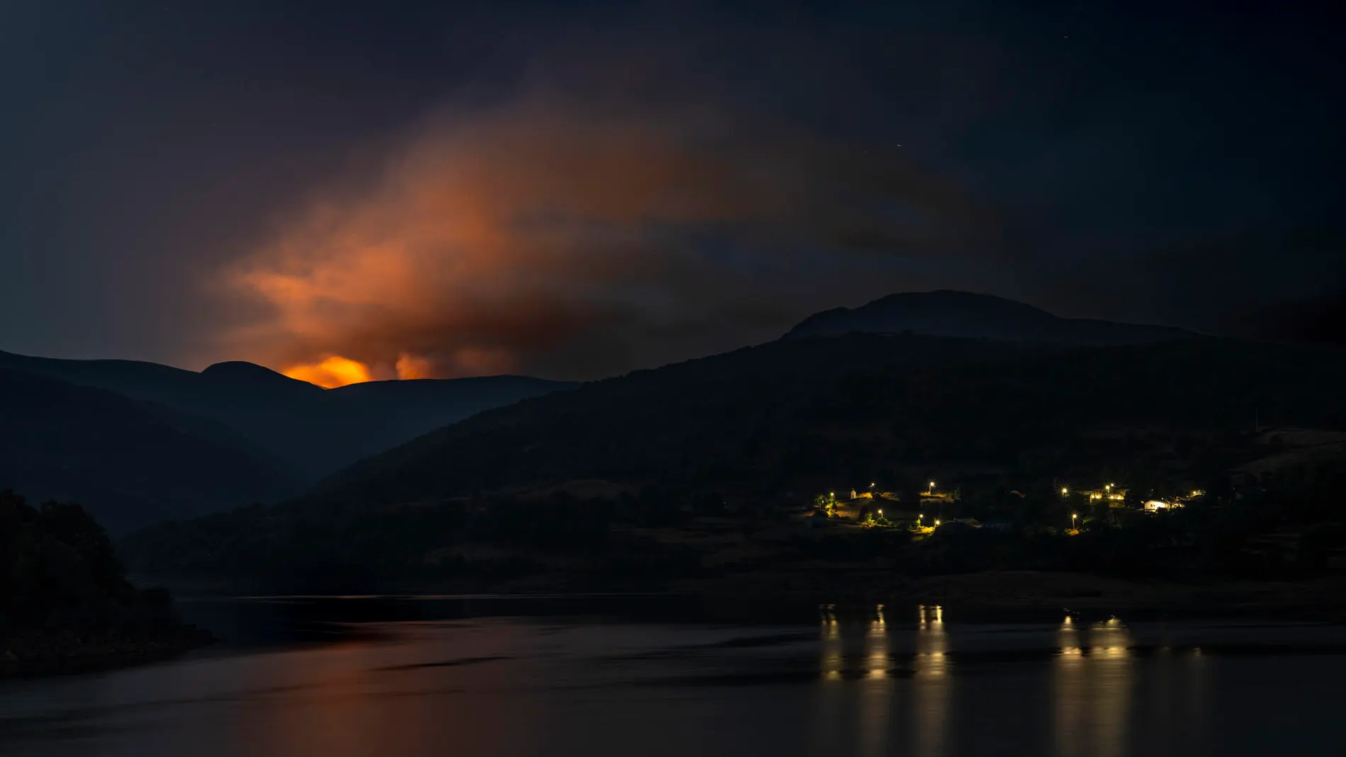 El incendio forestal en Chandrexa de Queixa (Ourense) El incendio forestal en Chandrexa de Queixa (Ourense)