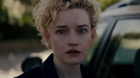 Julia Garner en Weapons Julia Garner en Weapons