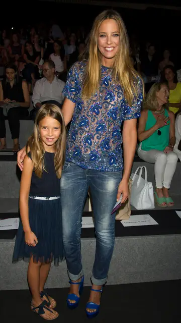 Estefanía Luyk con su hija Aroa en un front row Estefanía Luyk con su hija Aroa en un front row