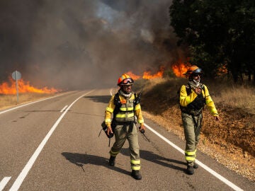 Bomberos trabajan para extinguir el fuego en Molezuelas de Carbadella, Zamora