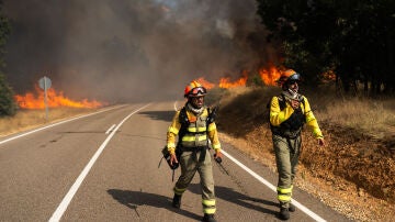 Bomberos trabajan para extinguir el fuego en Molezuelas de Carbadella, Zamora
