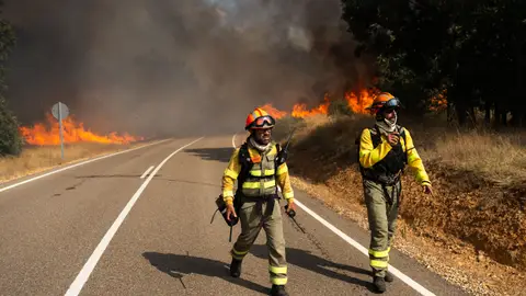 Bomberos trabajan para extinguir el fuego en Molezuelas de Carbadella, Zamora Bomberos trabajan para extinguir el fuego en Molezuelas de Carbadella, Zamora