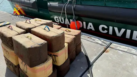 Cádiz.-Sucesos.-Abortado un alijo de hachís en la desembocadura del Guadalquivir tras seis horas de persecución Hachís intervenido en la desembocadura del Guadalquivir, en Cádiz, tras una persecución que se alargó durante seis horas REMITIDA / HANDOUT por Guardia Civil Fotografía remitida a medios de comunicación exclusivamente para ilustrar la noticia a la que hace referencia la imagen, y citando la procedencia de la imagen en la firma 12/08/2025