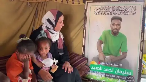 La mujer del 'Pelé palestino' llora su muerte: "No quería dejarnos, que Dios no perdone a quien hizo esto" La mujer del 'Pelé palestino' llora su muerte: "No quería dejarnos, que Dios no perdone a quien hizo esto"