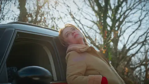Sin coche, sin móvil y sola: Bahar acaba incomunicada en mitad de la nada Sin coche, sin móvil y sola: Bahar acaba incomunicada en mitad de la nada