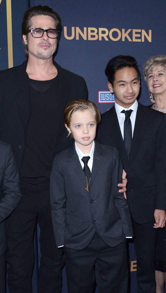 Brad Pitt con su madre, Jane Etta, y sus hijos Maddox, Pax y Shiloh