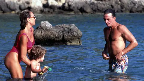 Ana Obregón con su hijo Aless y su marido en Mallorca en el año 1996 Ana Obregón con su hijo Aless y su marido en Mallorca en el año 1996