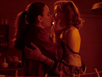 Fina fotograf&iacute;a a Marta bajo la luz roja del cuarto de revelado protagonizando un m&aacute;gico momento 