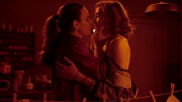 Fina fotografía a Marta bajo la luz roja del cuarto de revelado protagonizando un mágico momento 