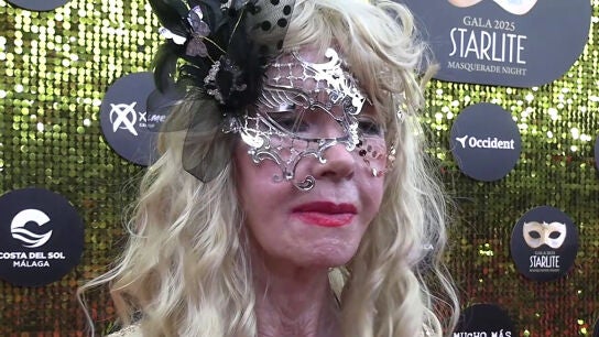Gunilla von Bismarck haciendo declaraciones a la prensa
