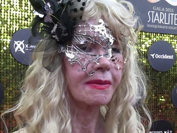 Gunilla von Bismarck haciendo declaraciones a la prensa