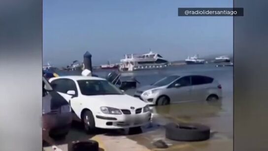 La marea alcanza a tres coches en O Grove estacionados en el muelle