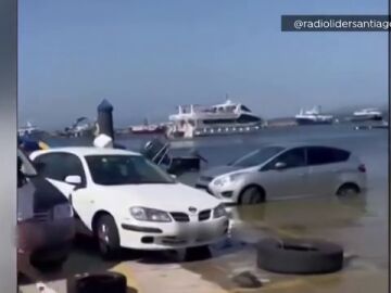 La marea alcanza a tres coches en O Grove estacionados en el muelle La marea alcanza a tres coches en O Grove estacionados en el muelle