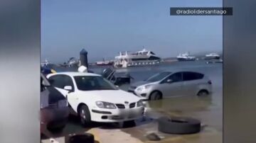 La marea alcanza a tres coches en O Grove estacionados en el muelle