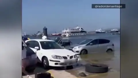 La marea alcanza a tres coches en O Grove estacionados en el muelle La marea alcanza a tres coches en O Grove estacionados en el muelle