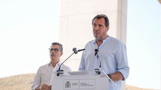 El ministro de Transportes y Movilidad Sostenible, &Oacute;scar Puente (d) junto al ministro de la Presidencia, Justicia y Relaciones con las Cortes, F&eacute;lix Bola&ntilde;os (i), interviene durante la visitaa a las obras del Viaducto de los Feos, conexi&oacute;n ferroviaria de la linea en Alta Velocidad entre Murcia y Almer&iacute;a. A 13 de agosto de 2025 en Almer&iacute;a (Andaluc&iacute;a, Espa&ntilde;a). La construcci&oacute;n de la l&iacute;nea de alta velocidad (LAV) Murcia-Almer&iacute;a, es un eje estrat&eacute;gico del Corredor Mediterr&aacute;neo que cuenta con una in...