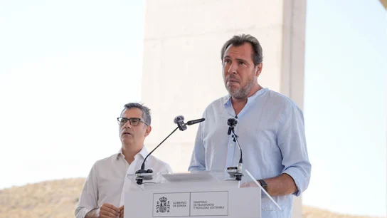 Óscar Puente El ministro de Transportes y Movilidad Sostenible, Óscar Puente (d) junto al ministro de la Presidencia, Justicia y Relaciones con las Cortes, Félix Bolaños (i), interviene durante la visitaa a las obras del Viaducto de los Feos, conexión ferroviaria de la linea en Alta Velocidad entre Murcia y Almería. A 13 de agosto de 2025 en Almería (Andalucía, España). La construcción de la línea de alta velocidad (LAV) Murcia-Almería, es un eje estratégico del Corredor Mediterráneo que cuenta con una in...