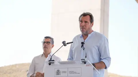 Óscar Puente El ministro de Transportes y Movilidad Sostenible, Óscar Puente (d) junto al ministro de la Presidencia, Justicia y Relaciones con las Cortes, Félix Bolaños (i), interviene durante la visitaa a las obras del Viaducto de los Feos, conexión ferroviaria de la linea en Alta Velocidad entre Murcia y Almería. A 13 de agosto de 2025 en Almería (Andalucía, España). La construcción de la línea de alta velocidad (LAV) Murcia-Almería, es un eje estratégico del Corredor Mediterráneo que cuenta con una in...