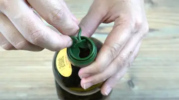 No es solo un cierre: esta es la utilidad real del tapón del aceite No es solo un cierre: esta es la utilidad real del tapón del aceite