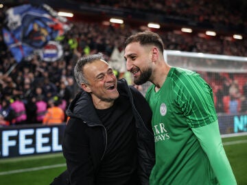 Luis Enrique y Donnarumma tras eliminar al Liverpool la pasada temporada