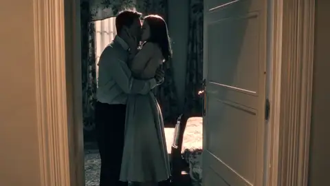 Begoña y Gabriel se dejan llevar y pasan la noche juntos: “Eres lo mejor que ha pasado en mucho tiempo” Begoña y Gabriel se dejan llevar y pasan la noche juntos: “Eres lo mejor que ha pasado en mucho tiempo”