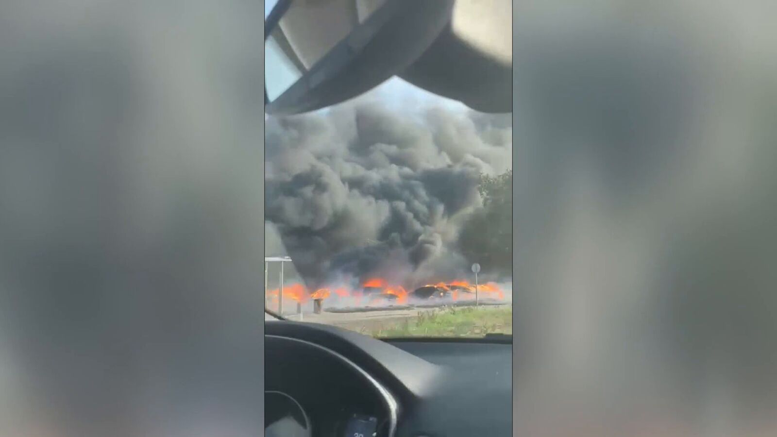 VÍDEO: Las impactantes imágenes de coches en llamas en el incendio de un parking de un centro comercial en Madrid