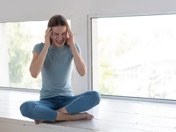 Mujer con un fuerte dolor de cabeza Mujer con un fuerte dolor de cabeza