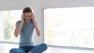 Mujer con un fuerte dolor de cabeza