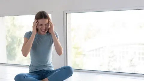 Mujer con un fuerte dolor de cabeza Mujer con un fuerte dolor de cabeza