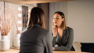 Mujer mirándose al espejo