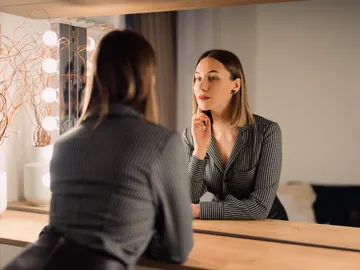 Mujer mirándose al espejo Mujer mirándose al espejo