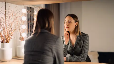 Mujer mirándose al espejo Mujer mirándose al espejo