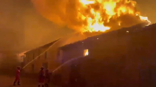 Captura de video facilitado por la UME que muestra las llamas en el incendio de Molezuelas de la Carballeda en Zamora Captura de video facilitado por la UME que muestra las llamas en el incendio de Molezuelas de la Carballeda en Zamora