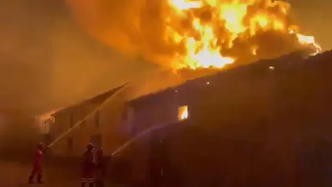 Captura de video facilitado por la UME que muestra las llamas en el incendio de Molezuelas de la Carballeda en Zamora Captura de video facilitado por la UME que muestra las llamas en el incendio de Molezuelas de la Carballeda en Zamora