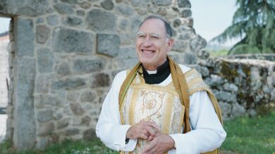 Daniel Albaladejo, el actor que interpreta a don Agustín, responde en el confesionario más loco de Sueños de libertad 