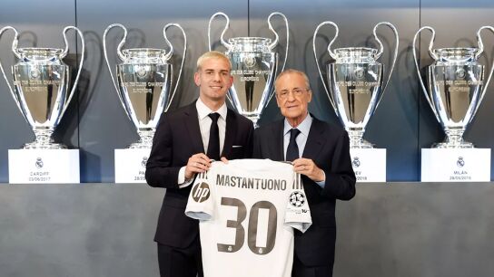 Mastantuono posa junto a Florentino P&eacute;rez con su nueva camiseta