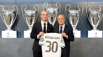 Mastantuono posa junto a Florentino Pérez con su nueva camiseta Mastantuono posa junto a Florentino Pérez con su nueva camiseta