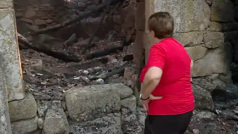 Una vecina contempla su casa destruida Una vecina contempla su casa destruida