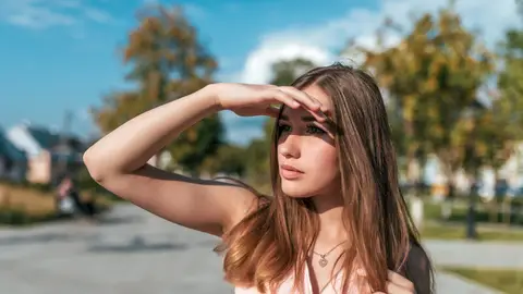 Chica tapándose del sol Chica tapándose del sol