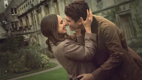 Sofia Carson y Corey Mylchreest en Mi año en Oxford Sofia Carson y Corey Mylchreest en Mi año en Oxford