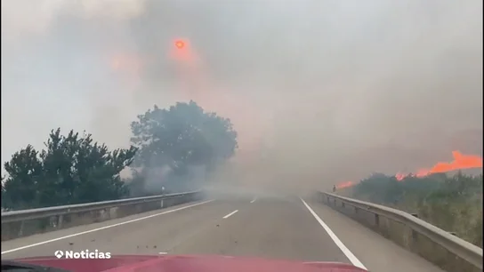 Incendio en mitad de la carretera Qué hacer si un incendio te pilla conduciendo