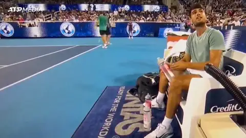 Alcaraz choca con el juez de silla Alcaraz choca con el juez de silla