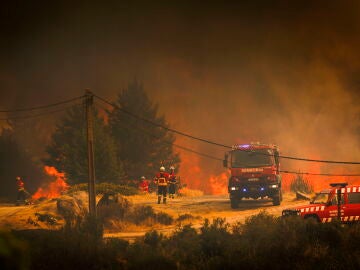 Bomberos trabajan para extinguir un incendio forestal en Lamas de Olo, en el Parque Natural de Alvao, Vila Real, Portugal