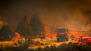 Bomberos trabajan para extinguir un incendio forestal en Lamas de Olo, en el Parque Natural de Alvao, Vila Real, Portugal