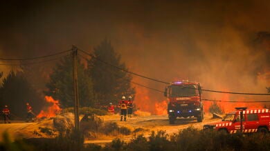 Siete incendios activos en Portugal obligan a evacuar familias y dejan varios bomberos heridos