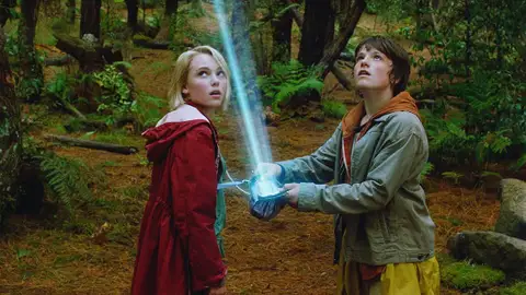 Josh Hutcherson y AnnaSophia Robb en Un puente hacia Terabithia Josh Hutcherson y AnnaSophia Robb en Un puente hacia Terabithia