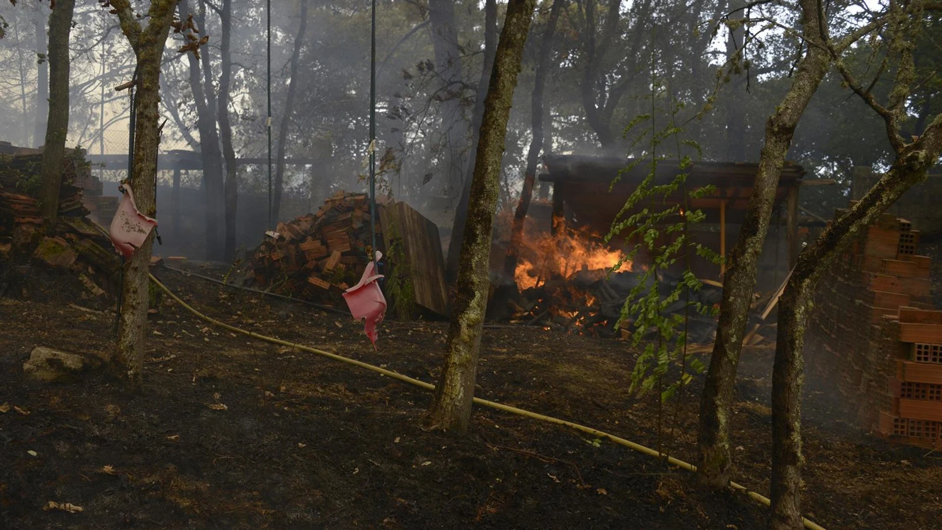 Desalojados 40 vecinos de Viana do Bolo y confinados más de 250 personas en Oímbra y Monterrei Desalojados 40 vecinos de Viana do Bolo y confinados más de 250 personas en Oímbra y Monterrei