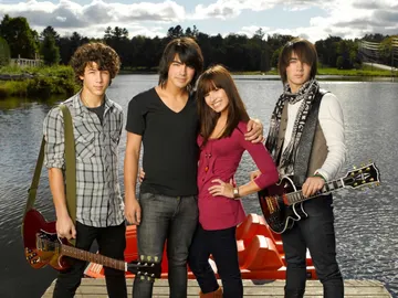 Jonas Brothers y Demi Lovato en Camp Rock Jonas Brothers y Demi Lovato en Camp Rock